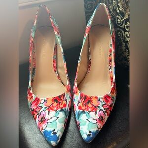 New in box, unworn Kelly & Katie floral Misha pumps in red/multi (8.5)